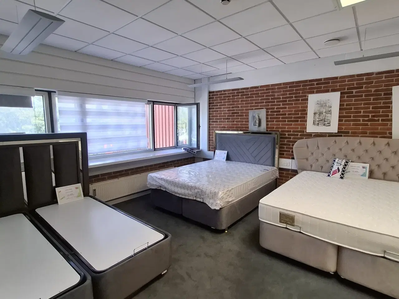 Billede 12 - – Showroom. Klinik, Butik, Gaming, Kontor mm. – Stort åbent areal i midten og mindre cellekontorer i glas.