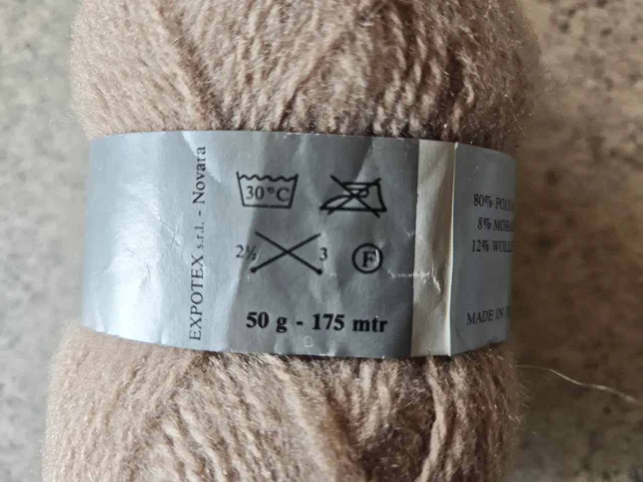 Billede 2 - Brunt garn i akryl og mohair - 3 garnnøgler