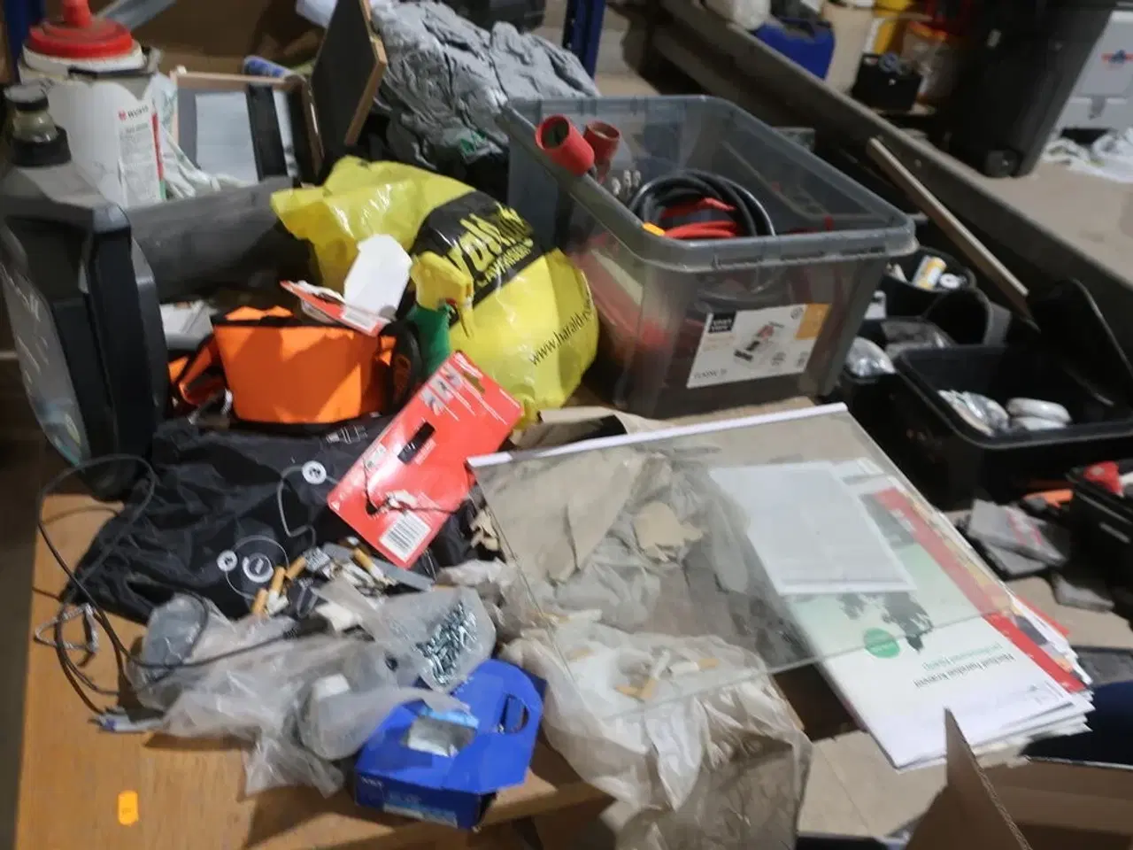 Billede 2 - Bord med div. Værktøj og varelager