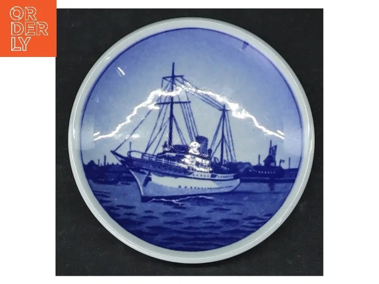 Billede 1 - Blåt keramikfad med skibsmotiv fra Royal Copenhagen (str. Ø. 8,5 cm)