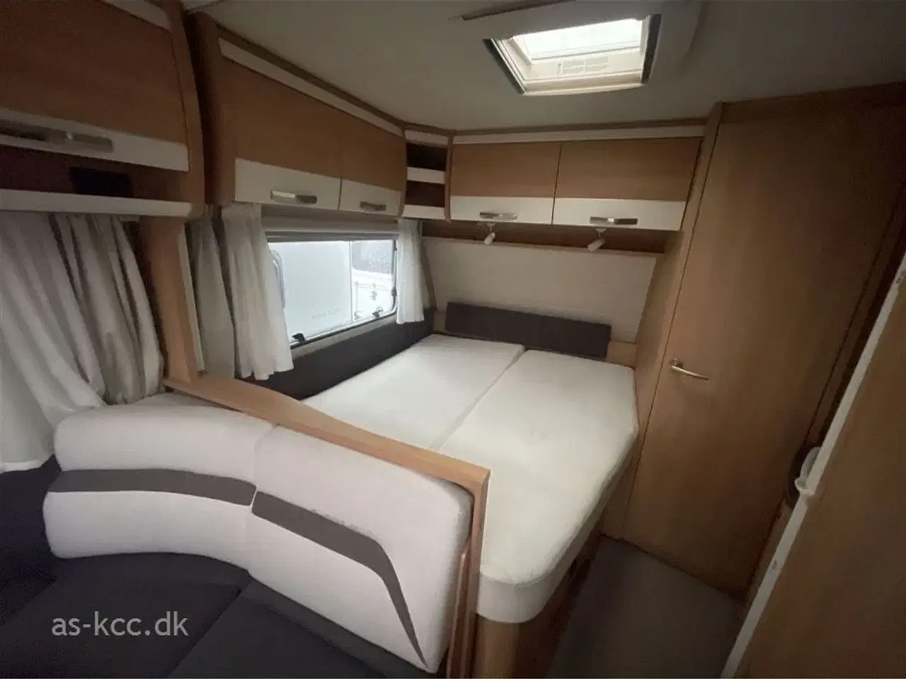 Billede 3 - 2019 - Knaus Südwind 500 FSK Knaus Südwind 500 FSK årg. 2019 6 sovepladser, 5 siddepladser, Isabella Commodore 3 m fortelt, mover.