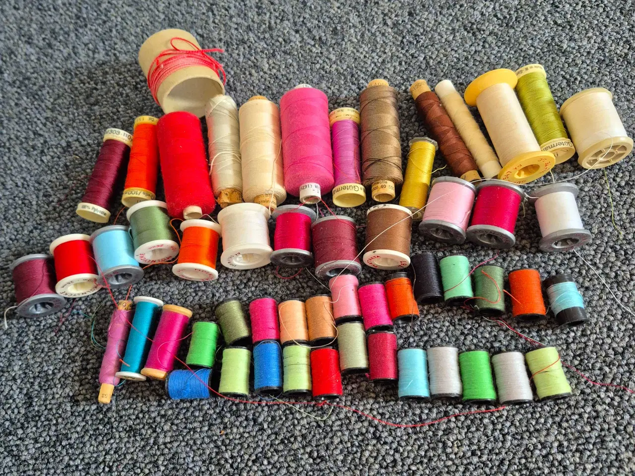 Billede 1 - Assorteret sygarn 55 ruller