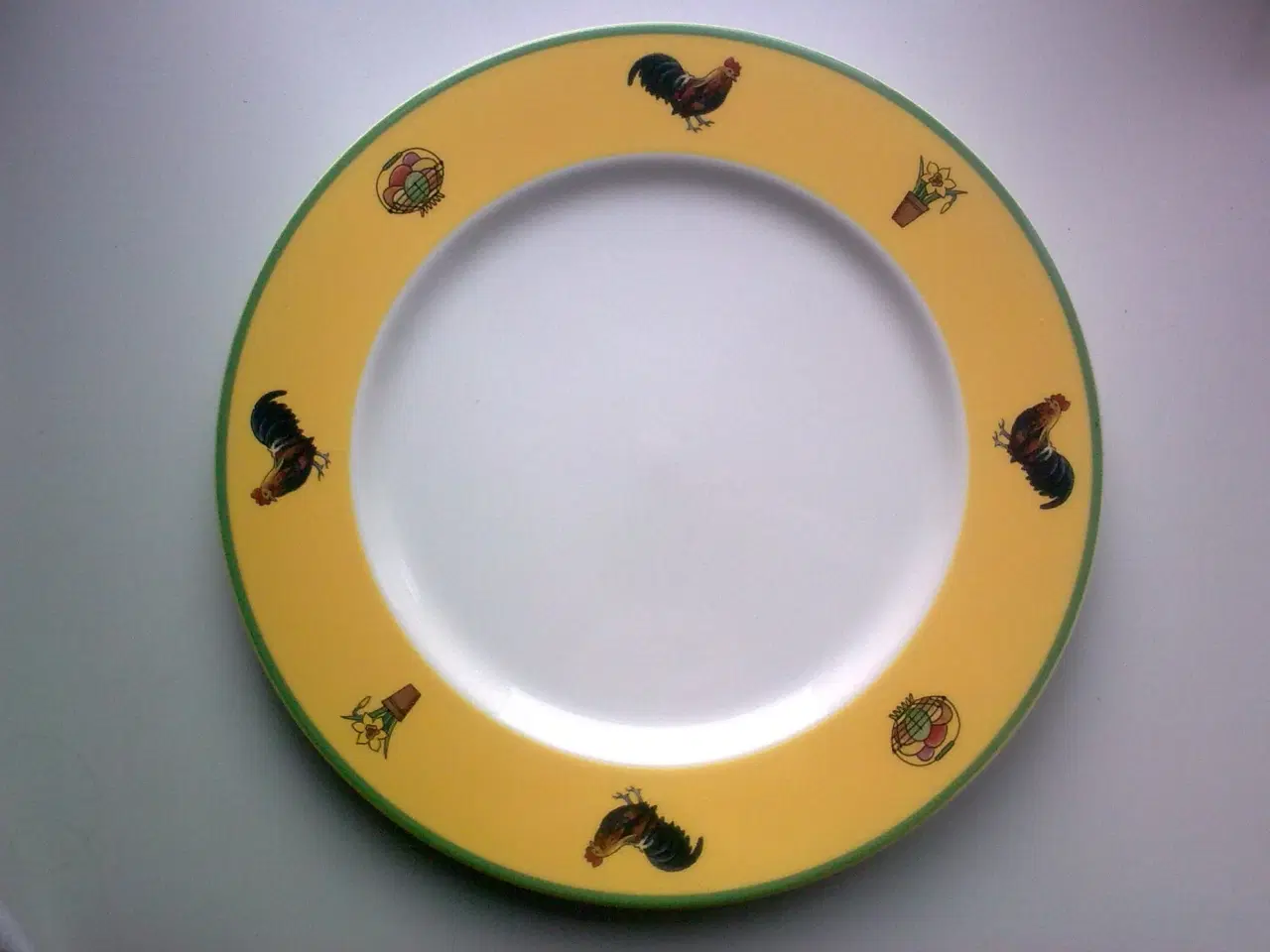 Billede 3 - Høns og haner på gul og hvid fad tallerken
