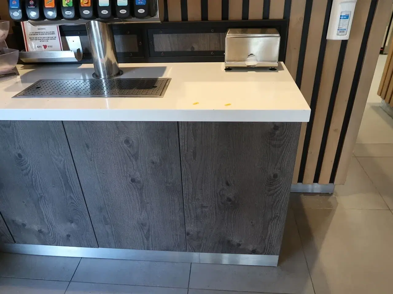Billede 1 - Disk med indhold (sodavandsdispenser medfølger ikke)