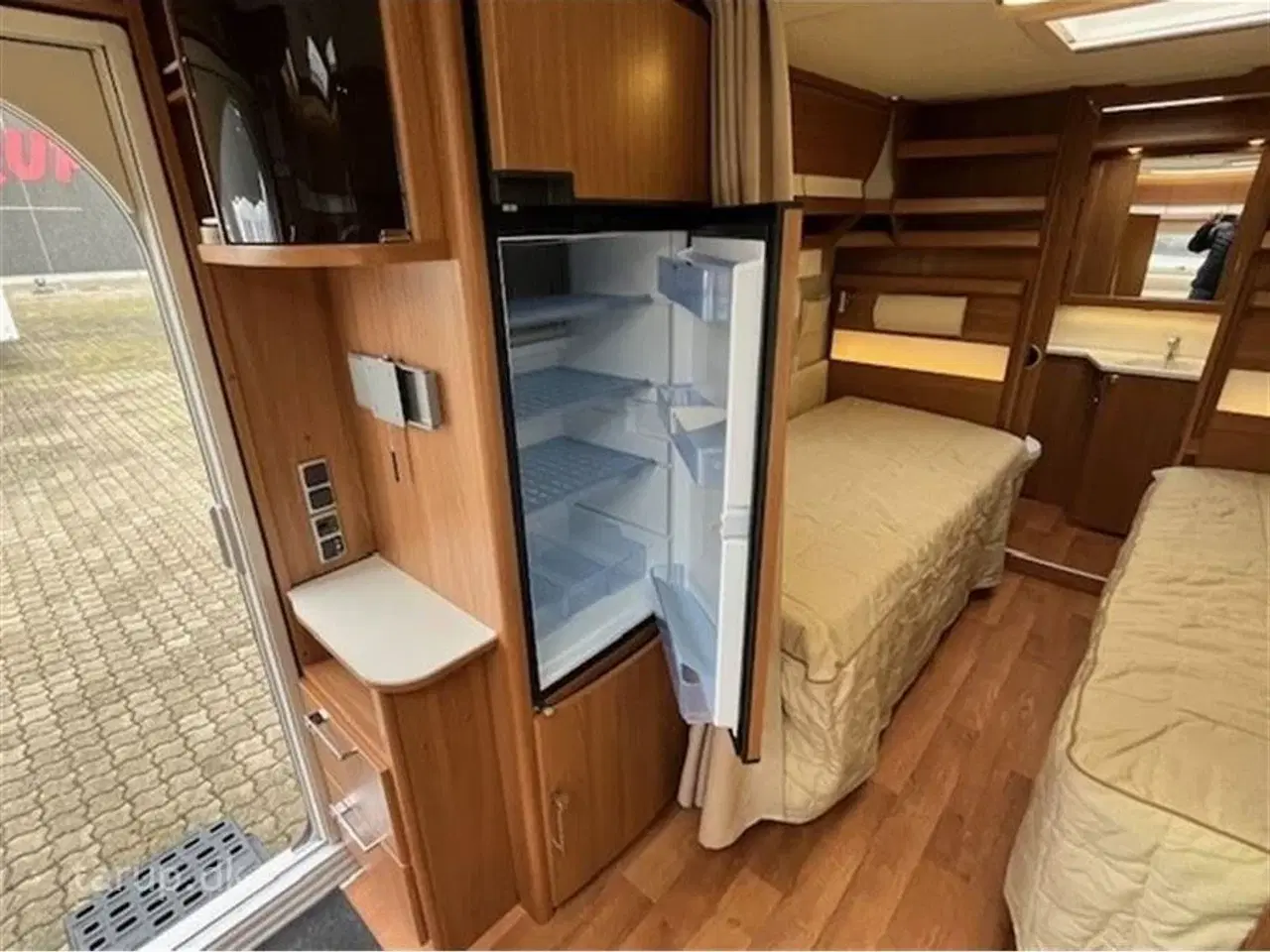 Billede 15 - 2014 - Kabe Royal 590 ETDL KS   Fortelt: Isabella Nordic 300, Truma XT mover, skind i siddegruppe, lysskinne, ALDE varme, vand båren gulvvarme, rundsiddegruppe, enkeltsenge