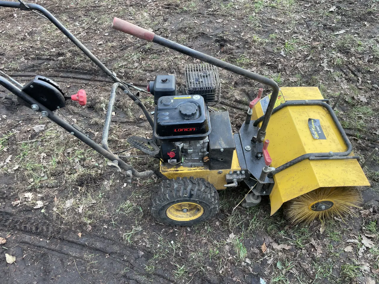 Billede 2 - Fejekost til sne/fliser. Kører fint.