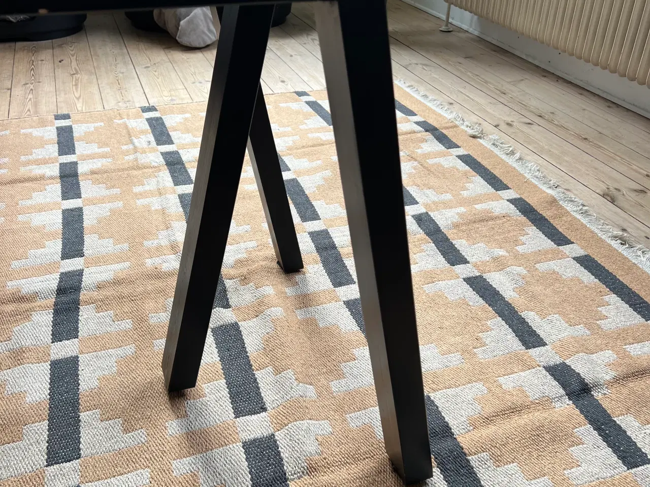 Billede 2 - Spisebord, sortmalet træ