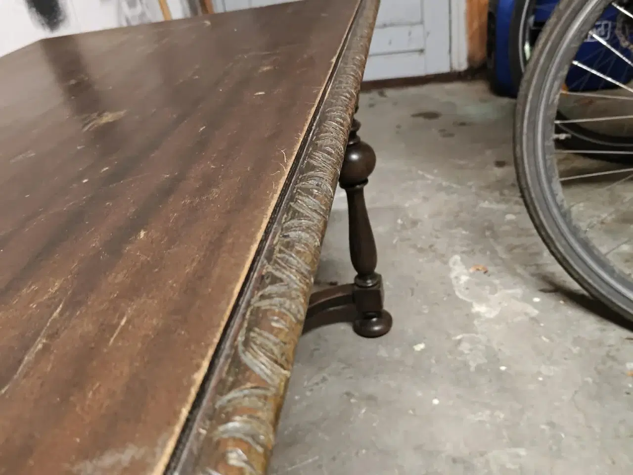 Billede 5 - Massivt sofabord i træ – slidt, men solidt