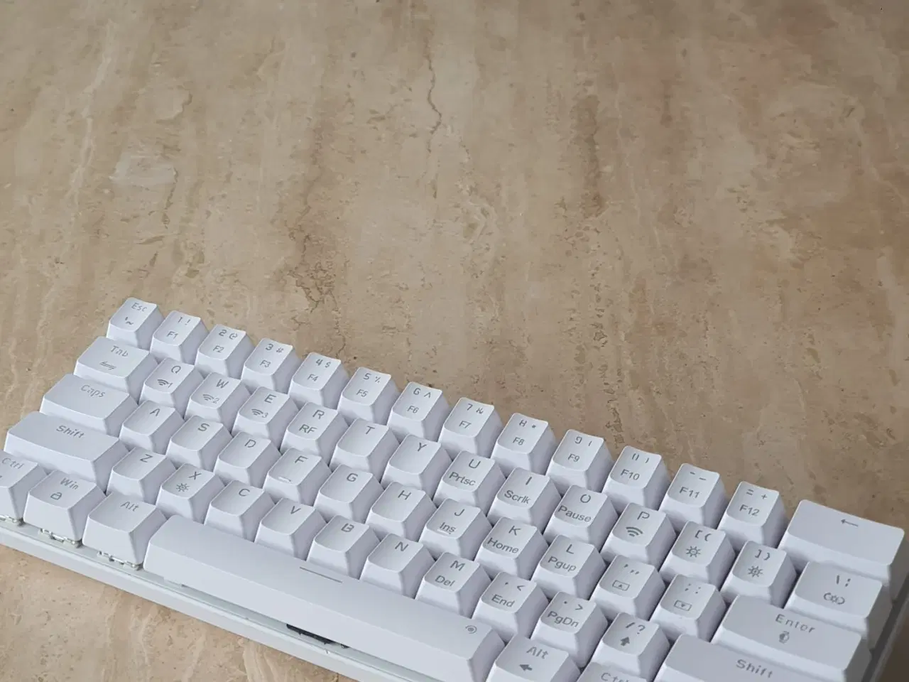 Billede 2 - 60% mekanisk keyboard – hvid, røde switches, USB-C