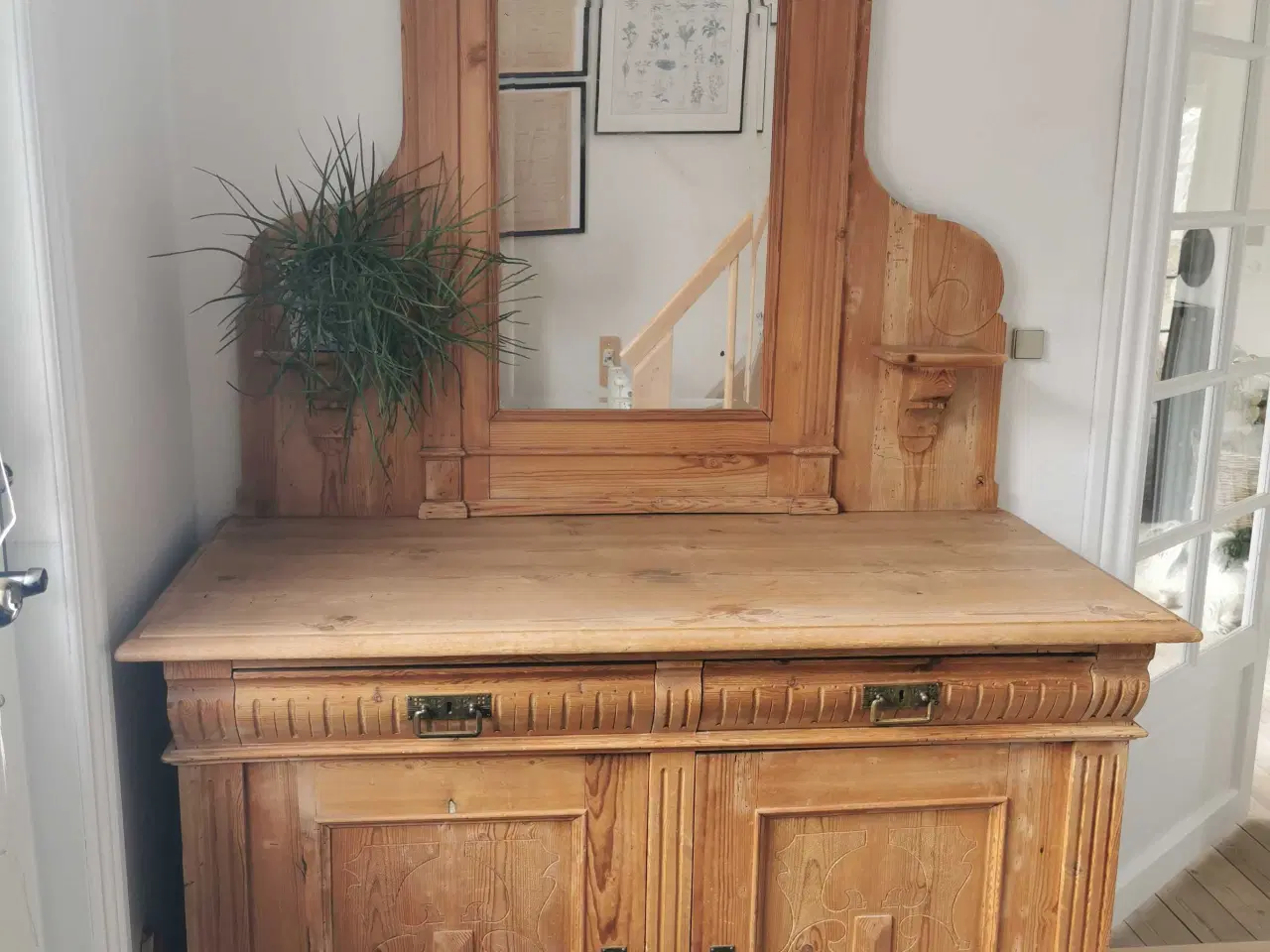 Billede 1 - Flot gammel skænk 