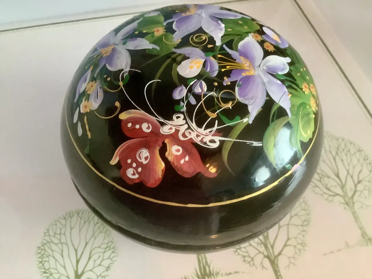 Billede 3 - Smukt håndmalet lakskrin med blomster.