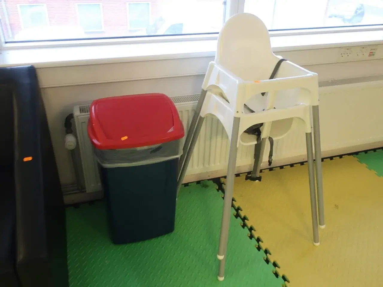 Billede 3 - 2 stk. lænestole, affaldsspand samt 2 stk. højstole