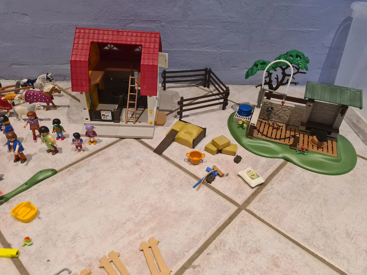 Billede 2 - Playmobil hestestald og beslagsmed