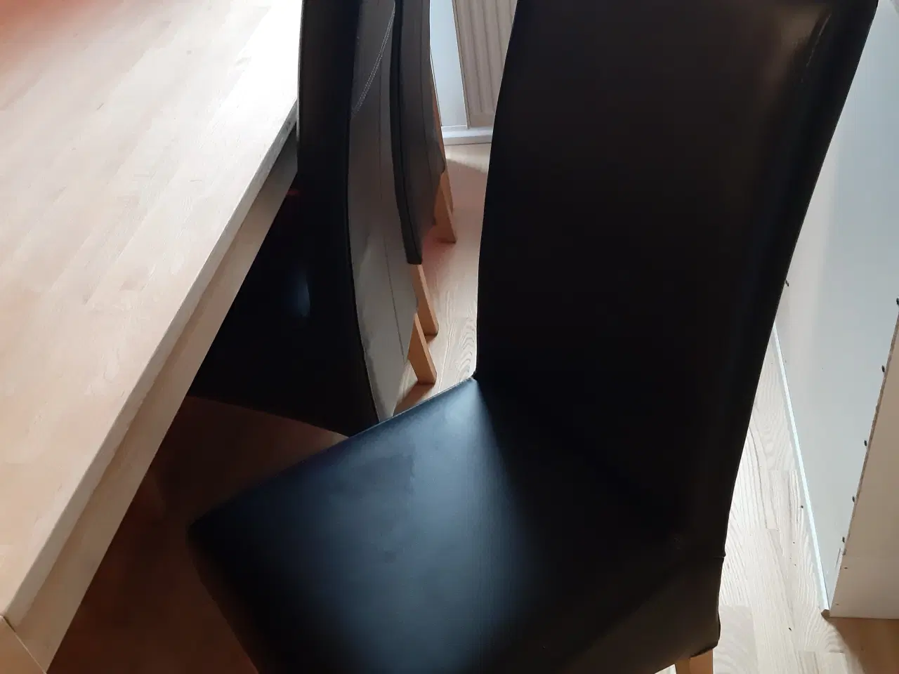 Billede 1 - Spisebord i eg + 6 stole m. Sort læder