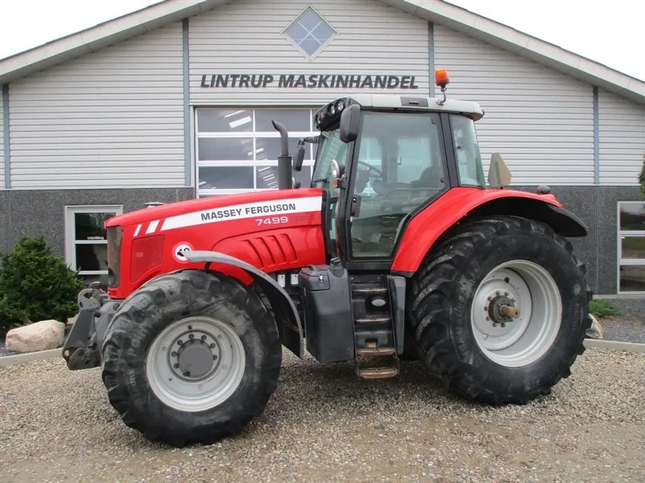 Billede 1 - Massey Ferguson 7499 Dyna VT med 4stk fabriksnye dæk til. Den er med frontlift, affejederet foraksel og affejederet kabine på