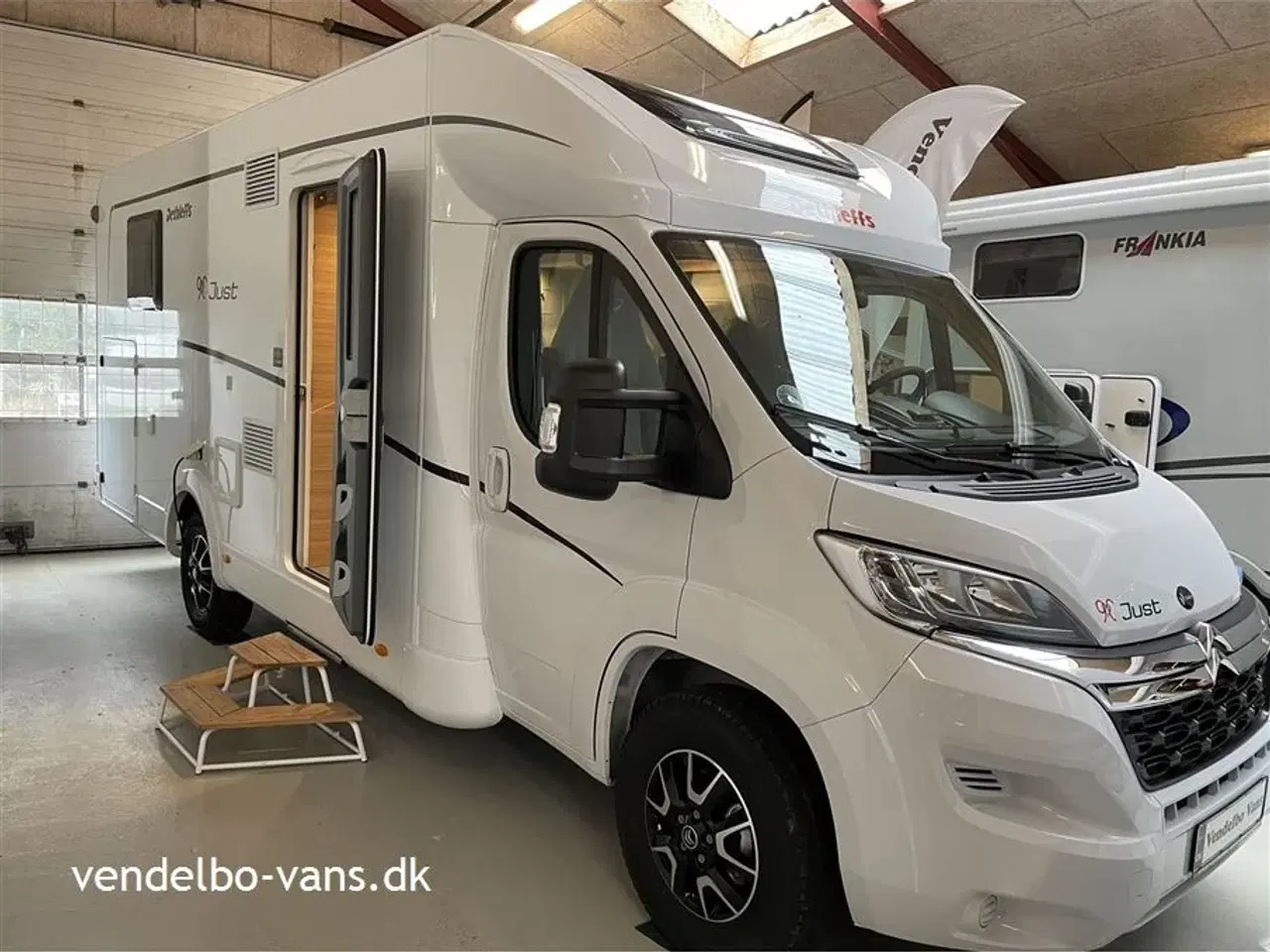 Billede 24 - 2023 - Dethleffs Just T 7052 DBM - 90 Year   Fritstående dobbeltseng med ekstra  stor garage neden under