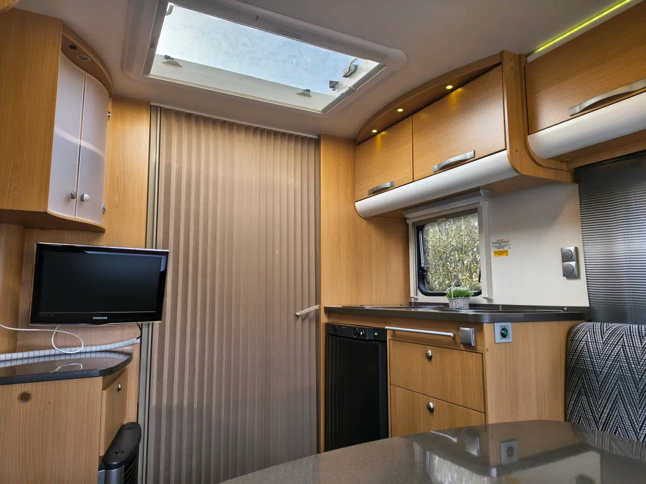 Billede 9 - Meget velholdt Adria med 2 fortelte, markise mm.