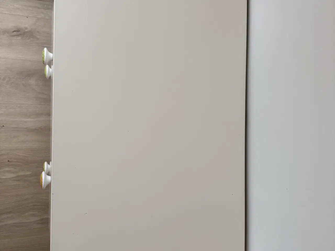 Billede 3 - Hvid Kommode blå bund i skuffer