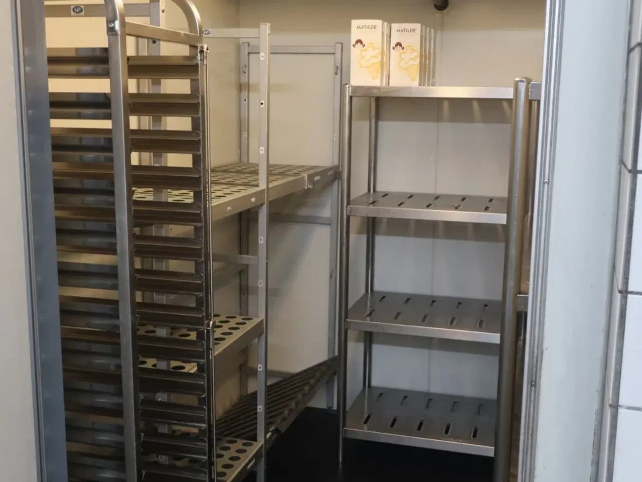 Billede 3 - Reoler og bakkevogne fra kølerum