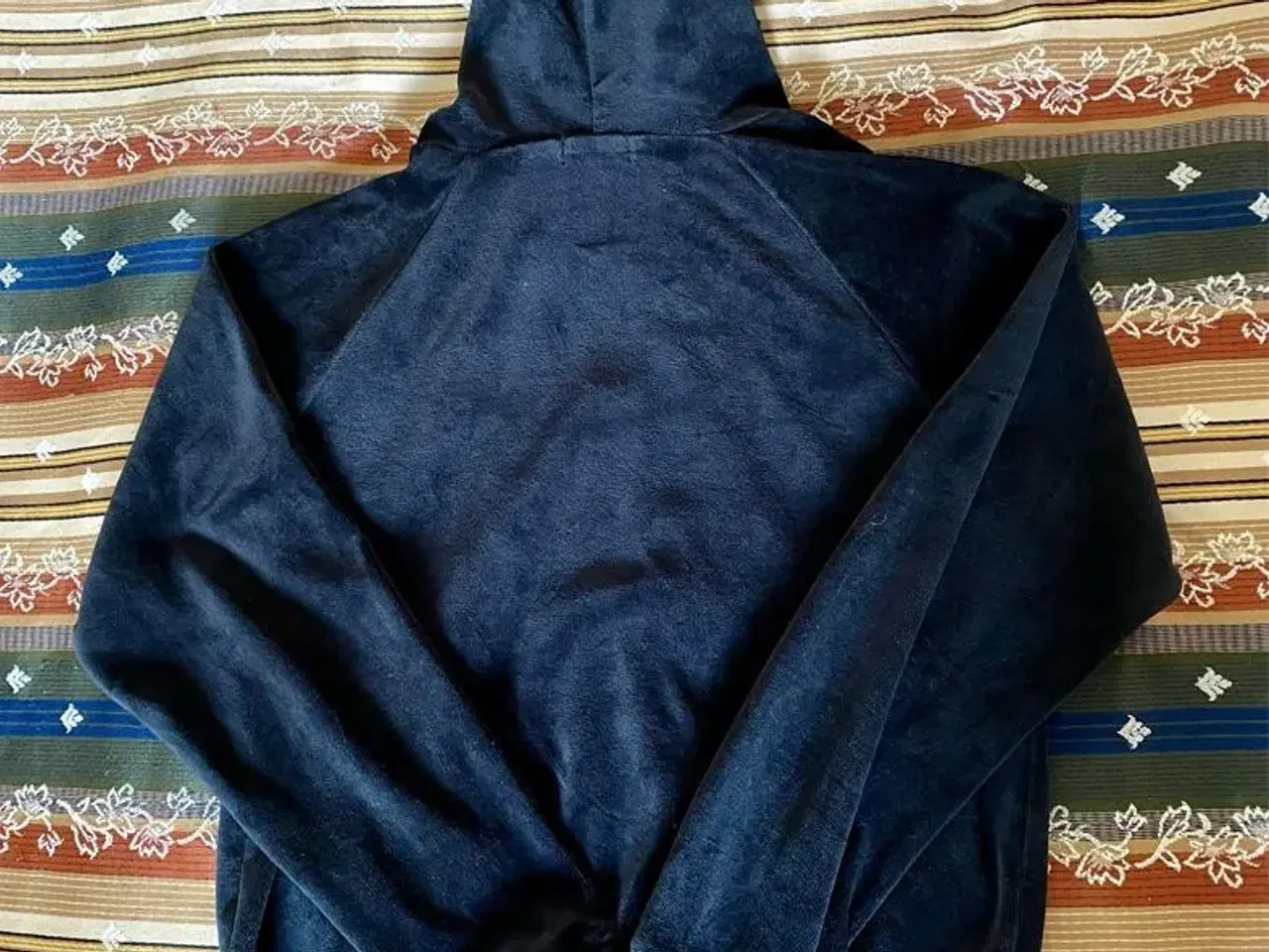 Billede 2 - Sort jakke i velour til salg