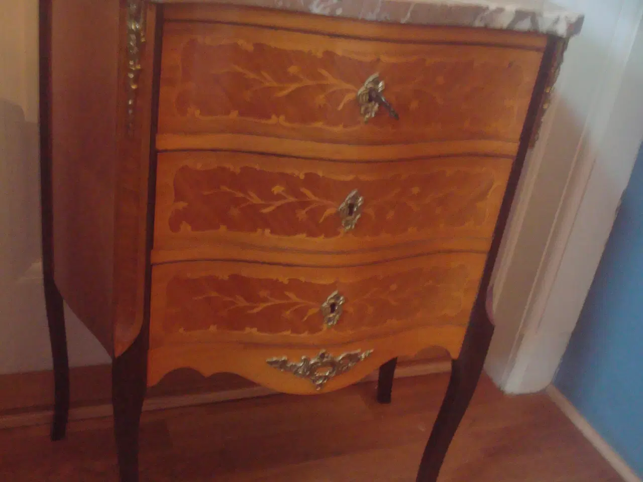 Billede 2 - ROSENTRÆSKOMMODE/ ENTREMØBEL m/MARMORPLADE, BRONZE