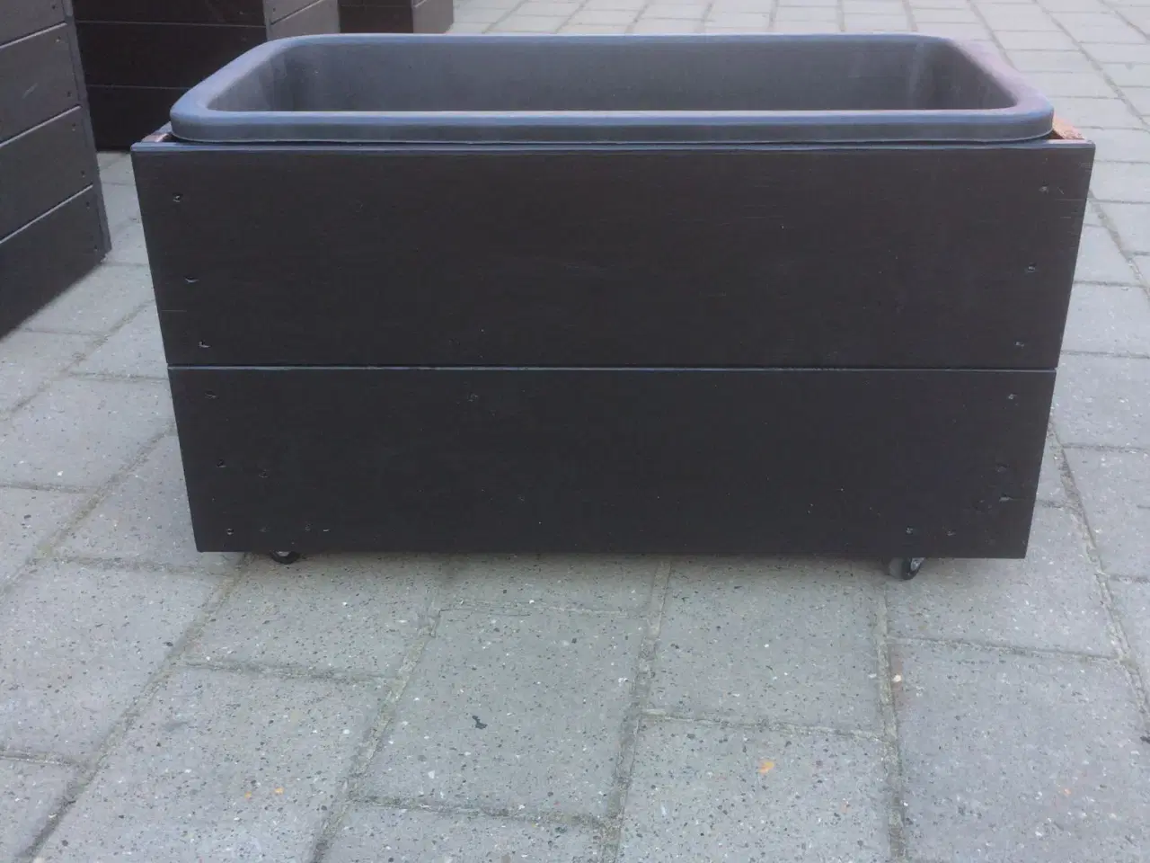 Billede 2 - Blomsterkasse på hjul