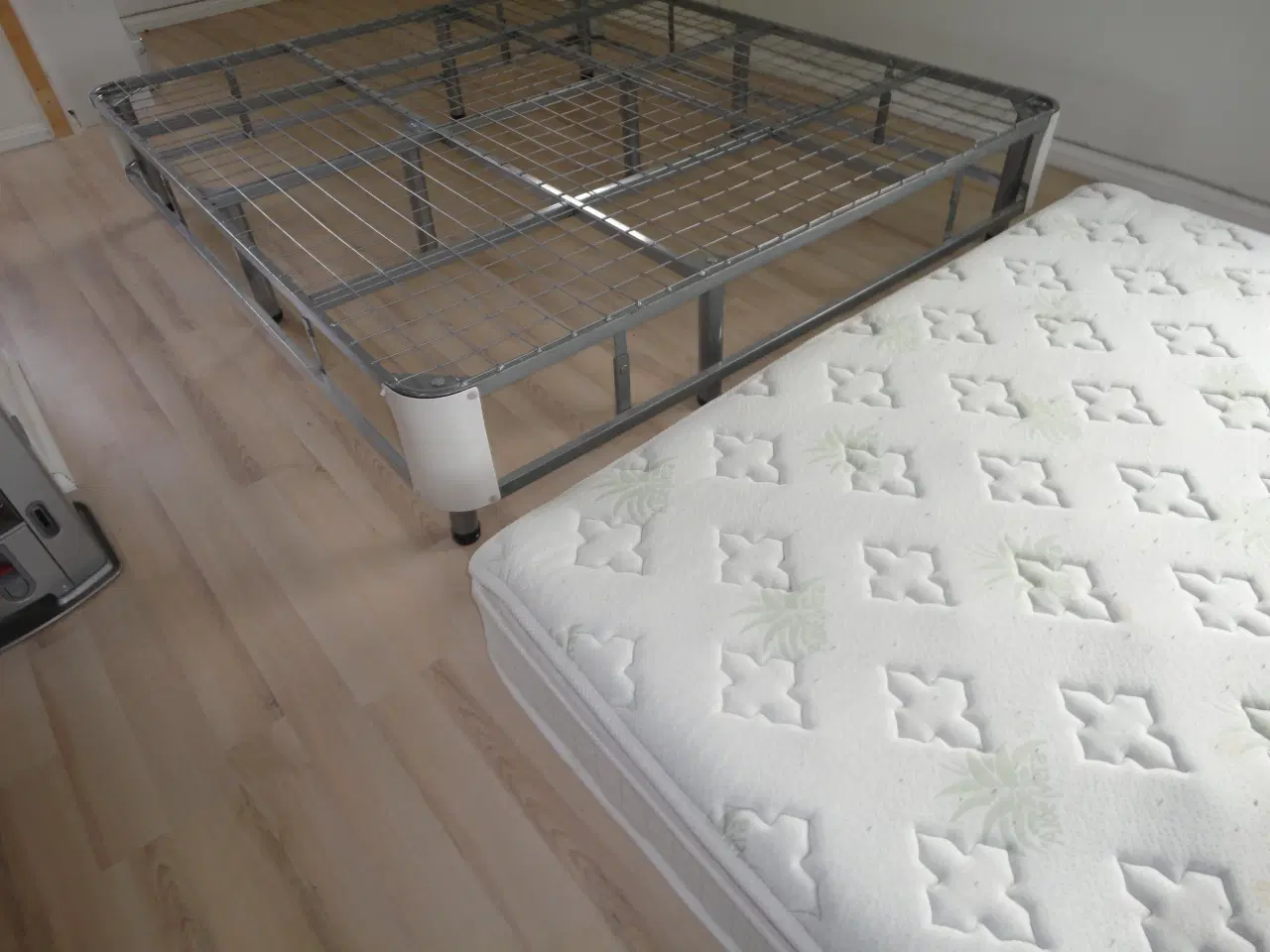 Billede 8 - 1 stk. dobbelt seng står rigtig flot i stellet 