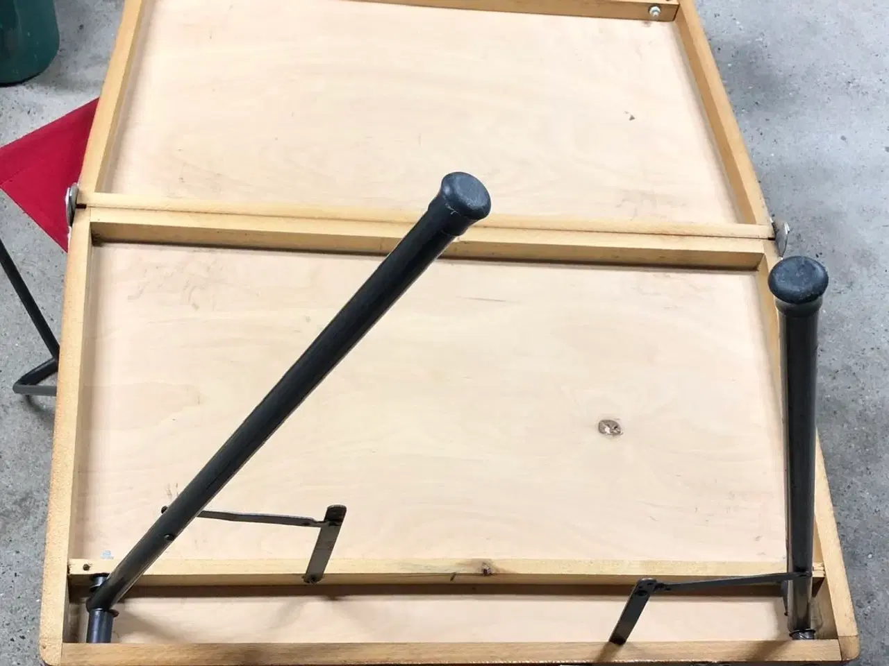 Billede 4 - Retro campingbord med 4 røde klapstole