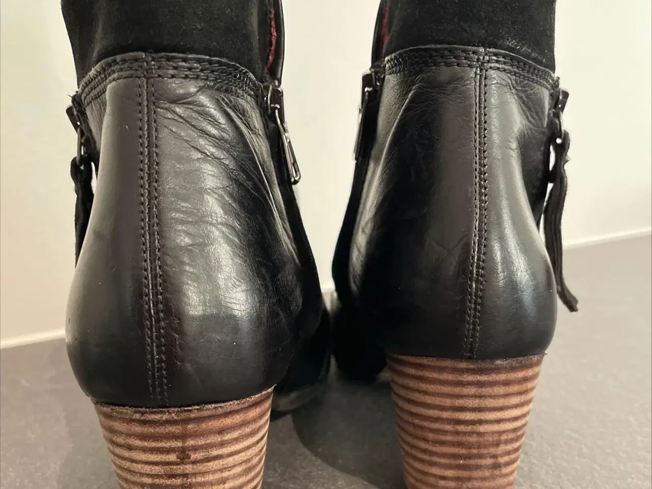 Billede 3 - Sorte klassiske korte støvler str 37 