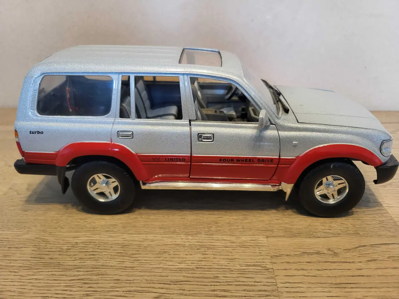 Billede 2 - Modelbil: Toyota Land Cruiser 1992.  Skala 1/18.