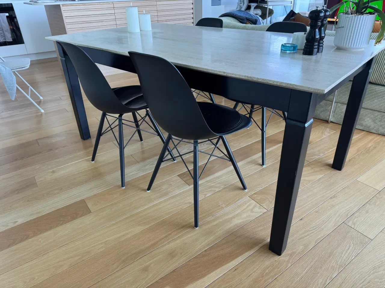 Billede 1 - Spisebord med travertin-bordplade