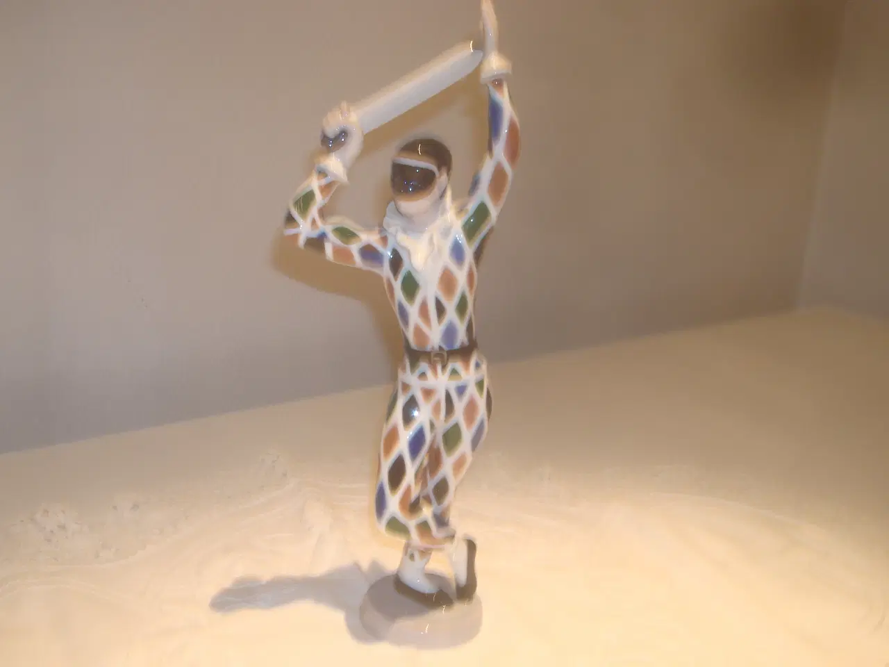 Billede 1 - KGL HARLEKIN nr 2354, 26 cm høj, PERFEKT