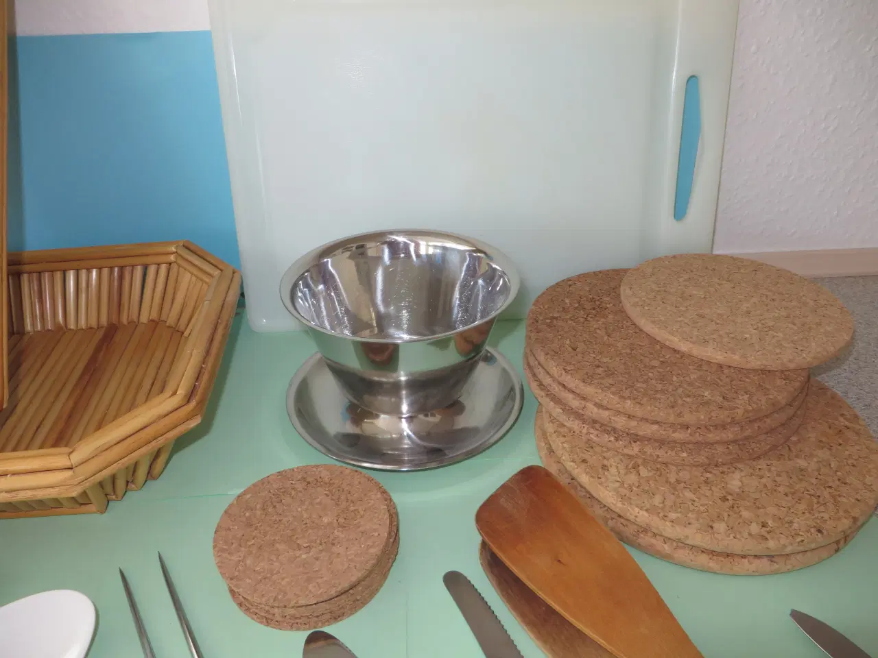 Billede 4 - Brødkurve, skærebræt, køkkenredskaber, bordskåner 