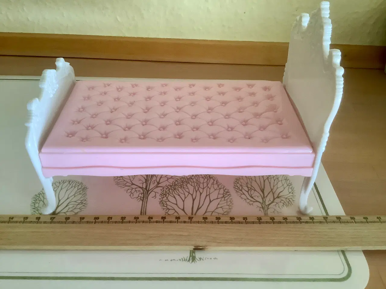 Billede 5 - Sød dukkeseng som passer til Barbie børn.