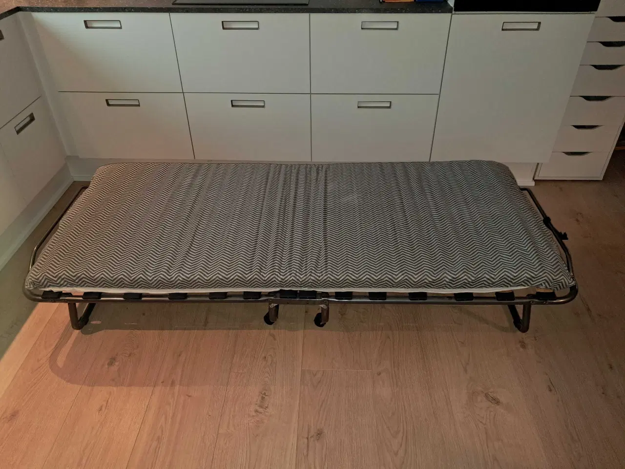 Billede 3 - Gæsteseng, som ny.