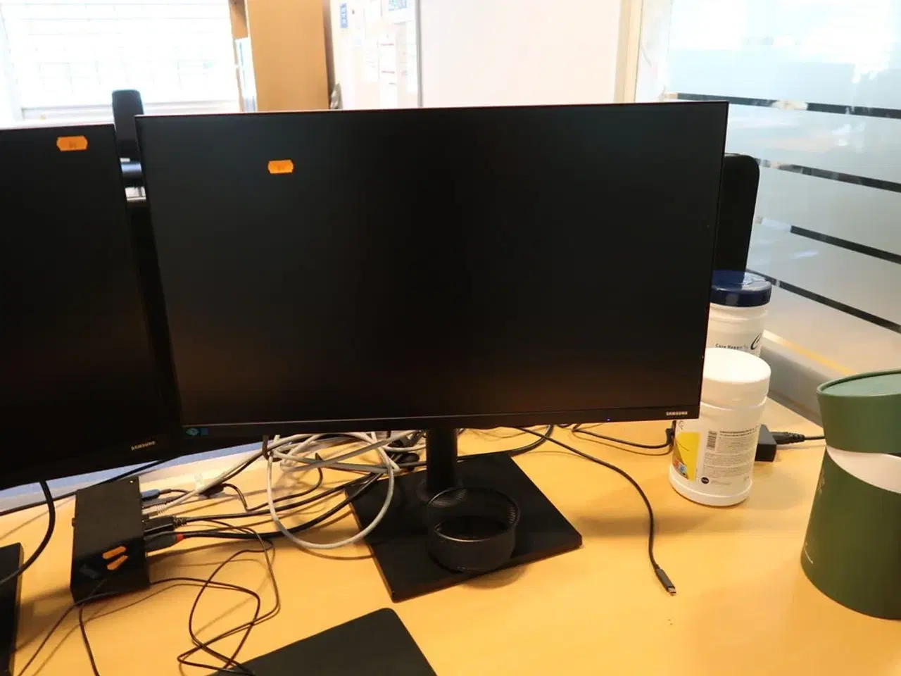 Billede 3 - 2 stk. computerskærme SAMSUNG F27T450FQR med tastatur og mus