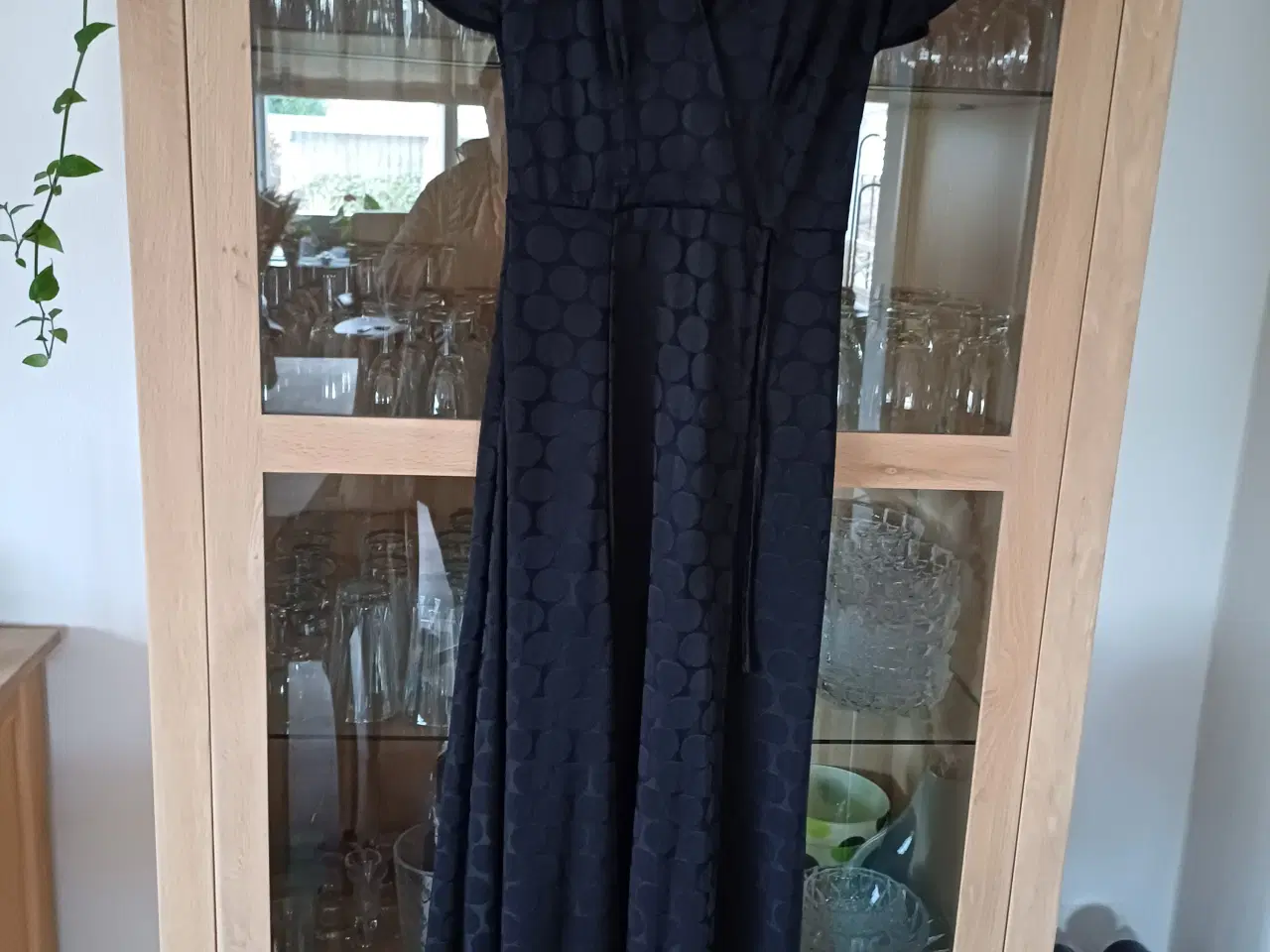 Billede 5 - Elegant sort lang kjole i str. XS