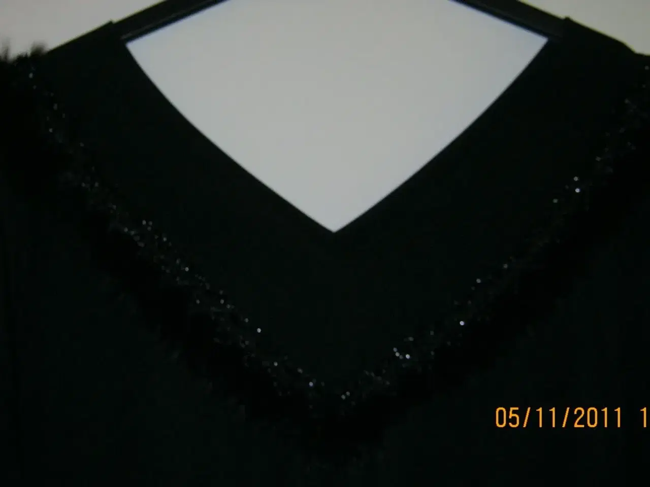 Billede 2 - Bluse sort V hals med pynt foran, ubrugt