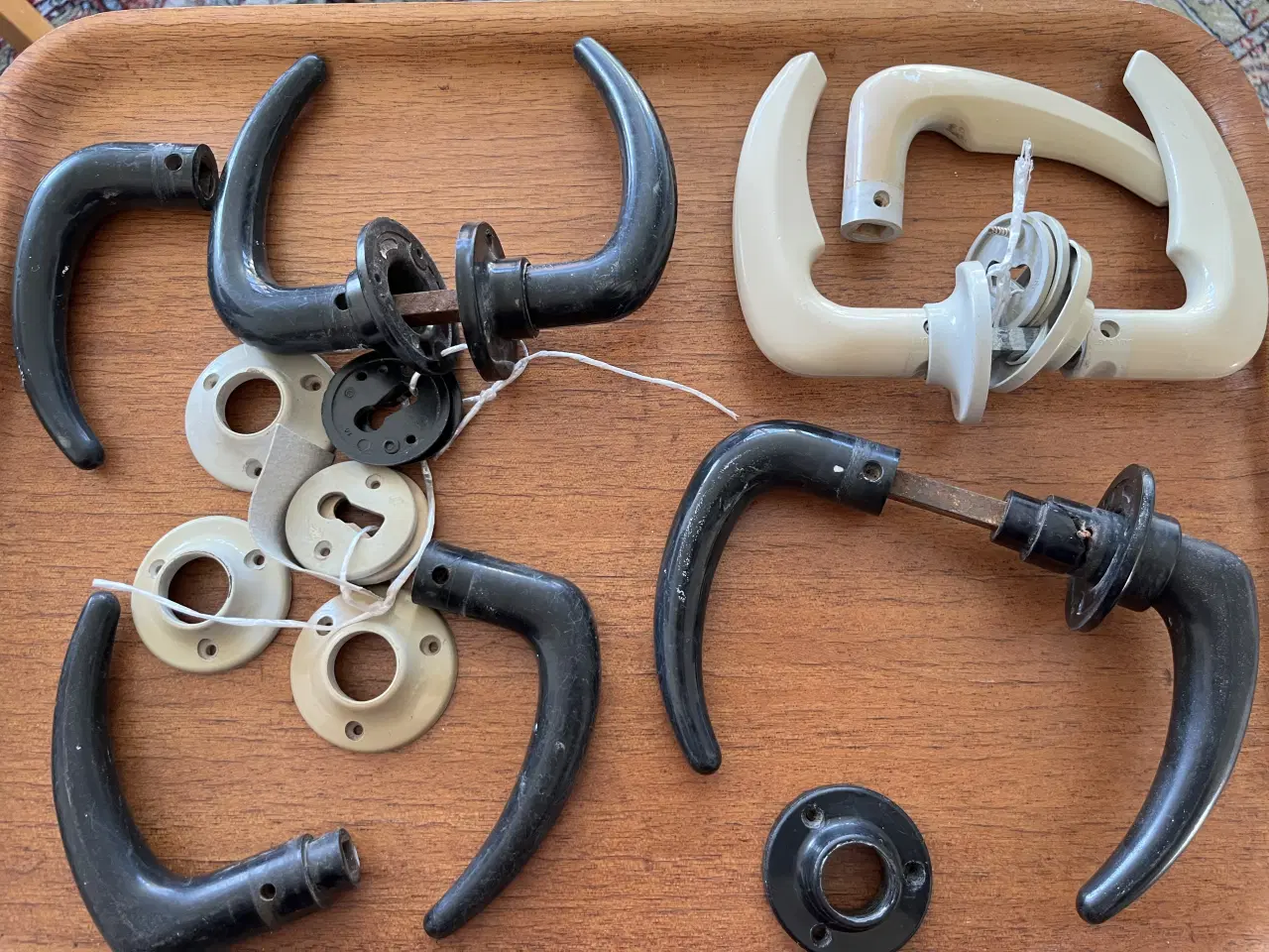 Billede 2 - Dørhåndtag/dørgreb- ældre i hård plast
