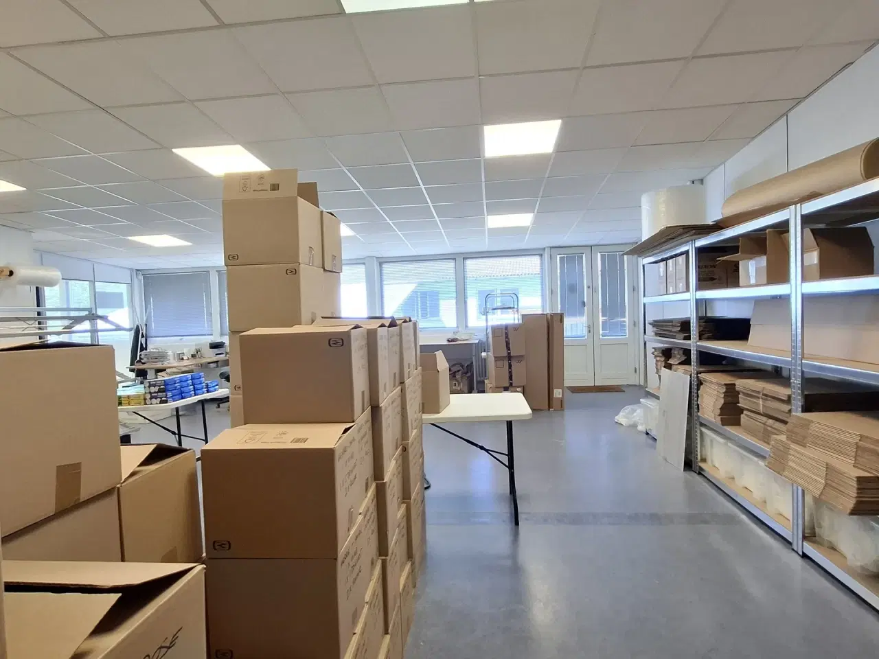 Billede 18 - Centralt beliggende butik. klinik, lager, let produktion. Lejemålet har Læsserampe og port!  Adgang med paller.