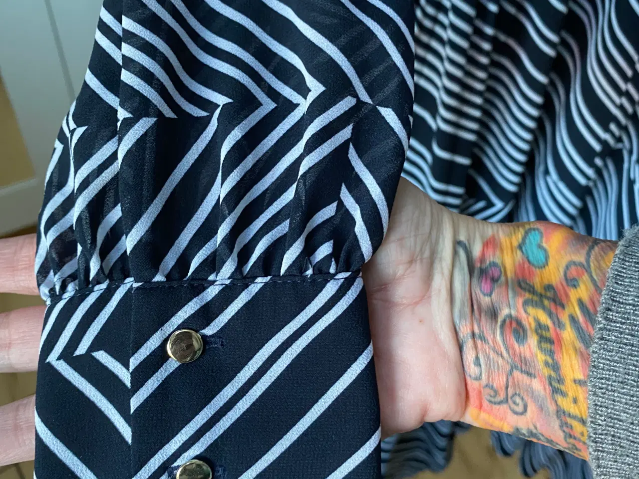 Billede 4 - Blå/hvid midi kjole