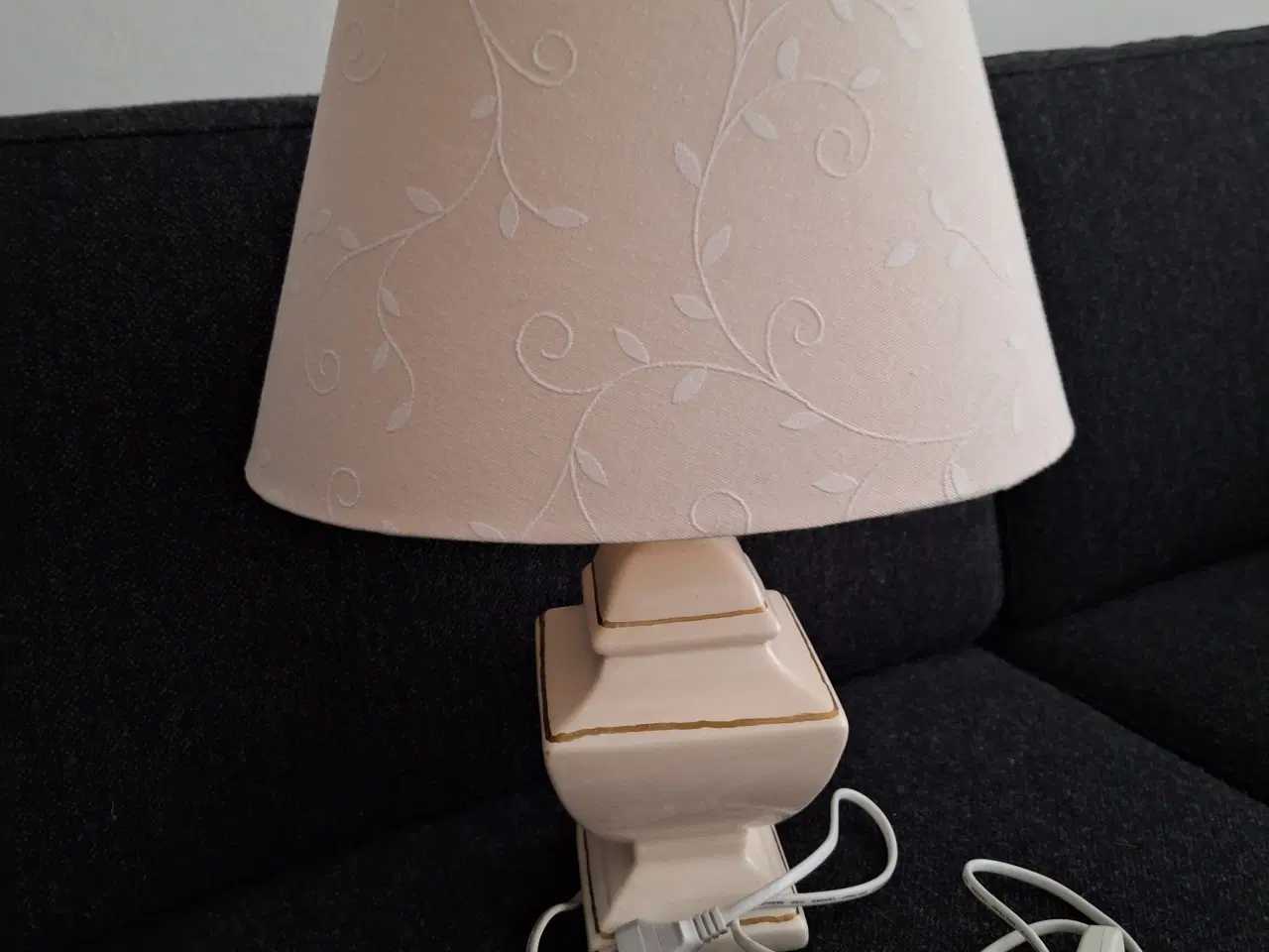 Billede 2 - Bordlampe med skærm. Højde 48 cm.