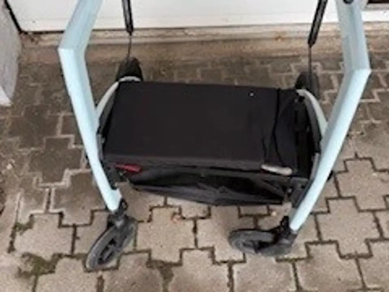 Billede 3 - Kombineret kørestol og rollator