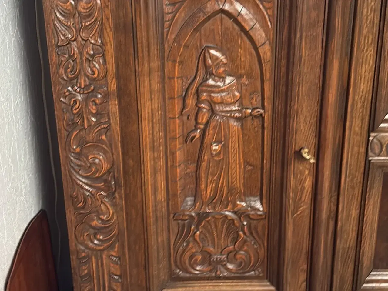 Billede 4 - Renæsance dæktøjsskab med unikke udskæringer