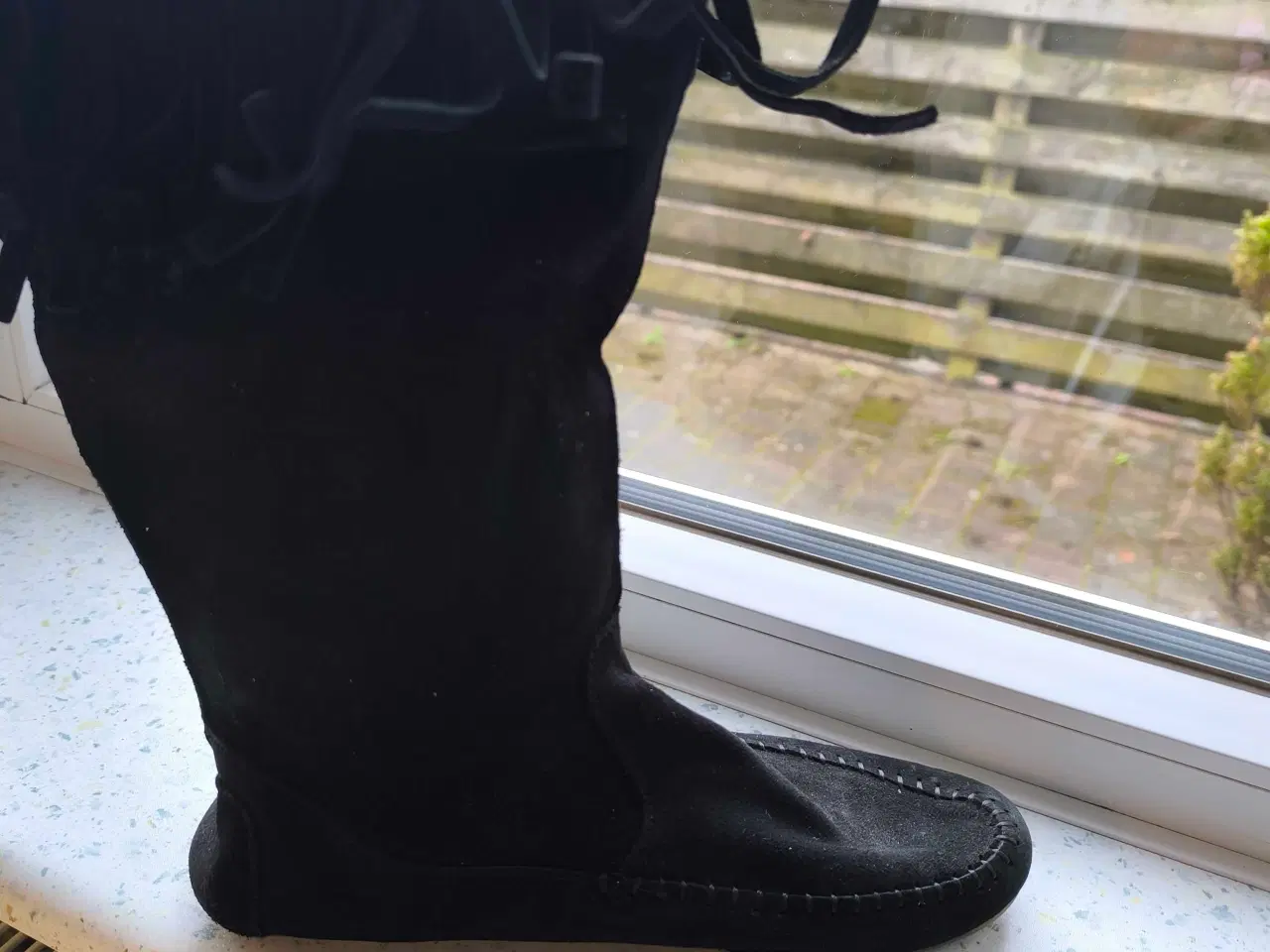 Billede 6 - Rundskin støvle i sort og beige farve 