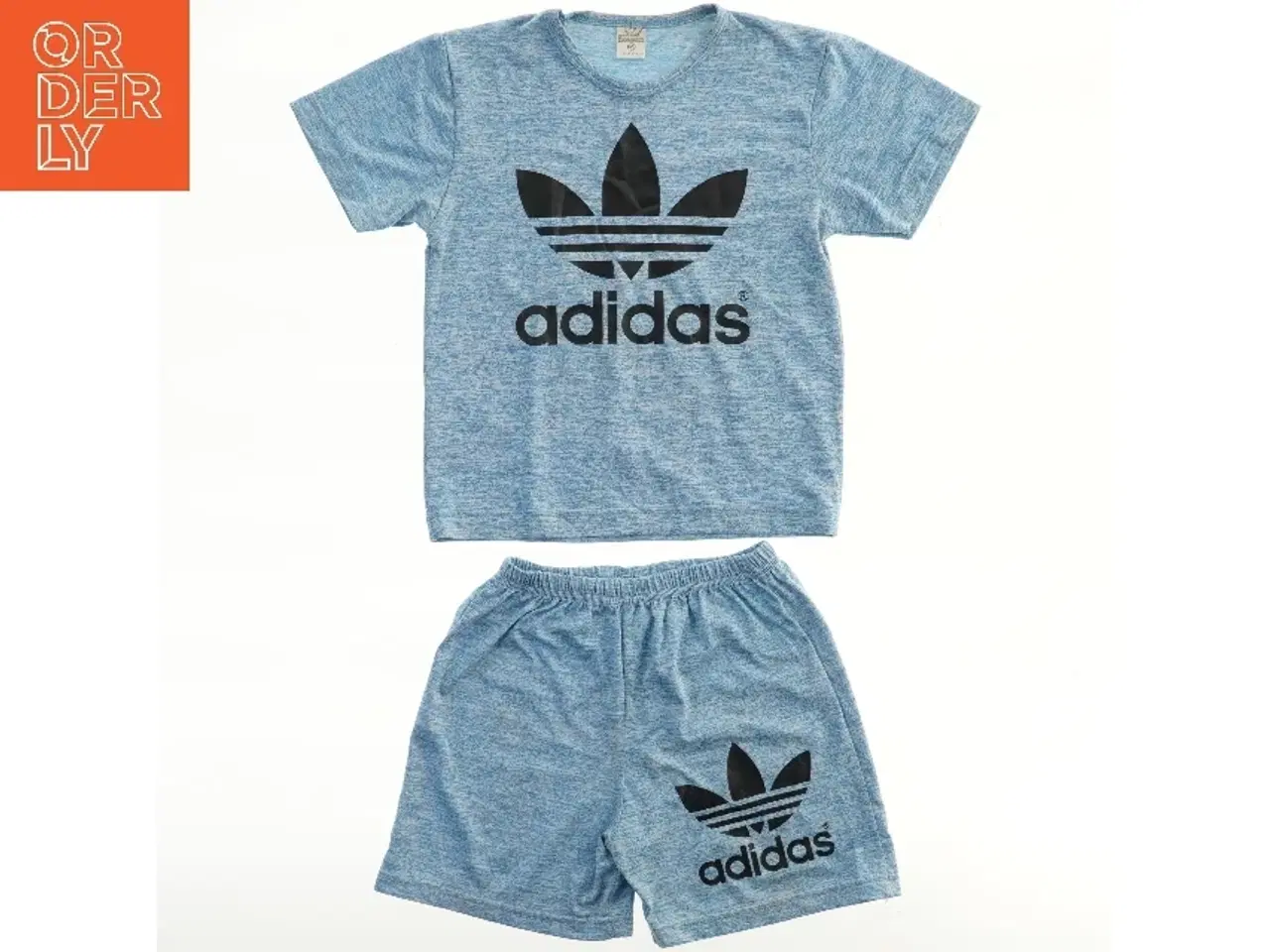 Billede 2 - Træningssæt med t-shirt og shorts fra Adidas (str. 116)