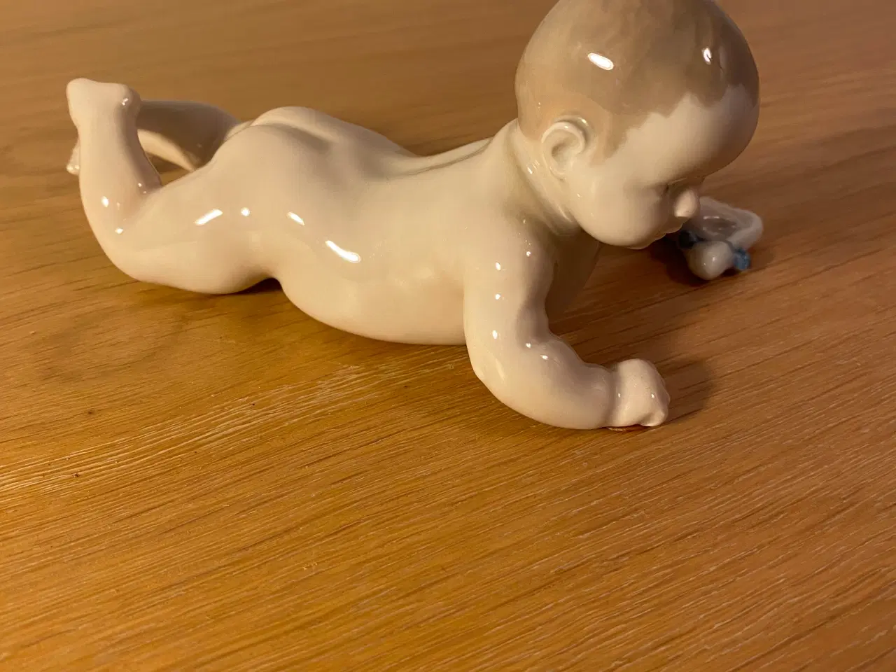 Billede 1 - Royal Copenhagen kravlende barn med sok 1739