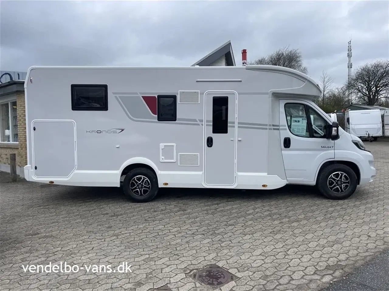 Billede 2 - 2024 - Rollerteam Kronos 265TL Selekt   Højdejusterbar fritstående dobbeltseng i bag og el-seng under loftet over siddegruppen - 5 S. selepladser