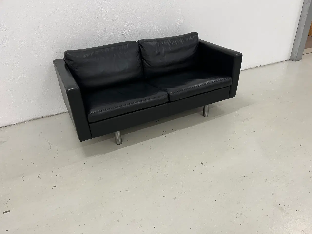 Billede 3 - 2 1/2 Pers.Sofa i sort semianilin læder.