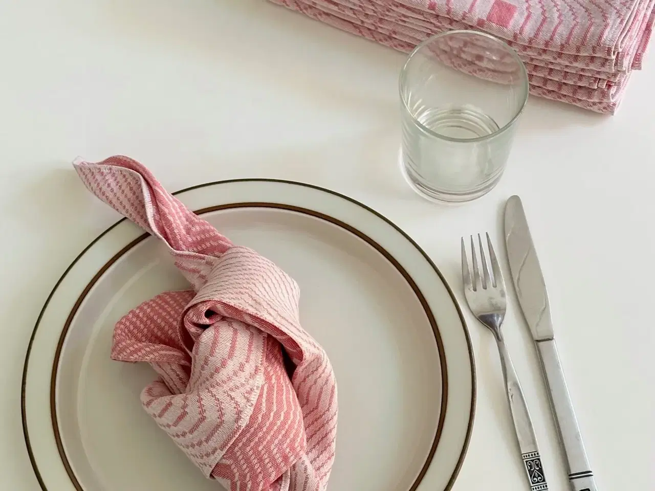 Billede 1 - Lyserøde stofservietter, 8 stk samlet